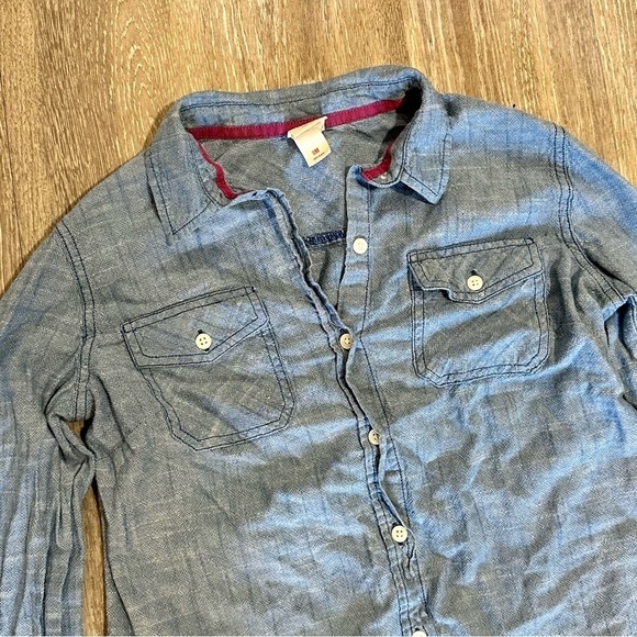 ⭐️Mossimo denim button down top - Picture 3 of 6